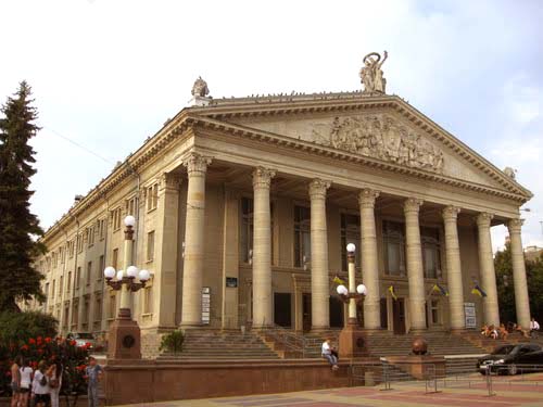 Студенти ТНЕУ побували на виставі «Украдене щастя»