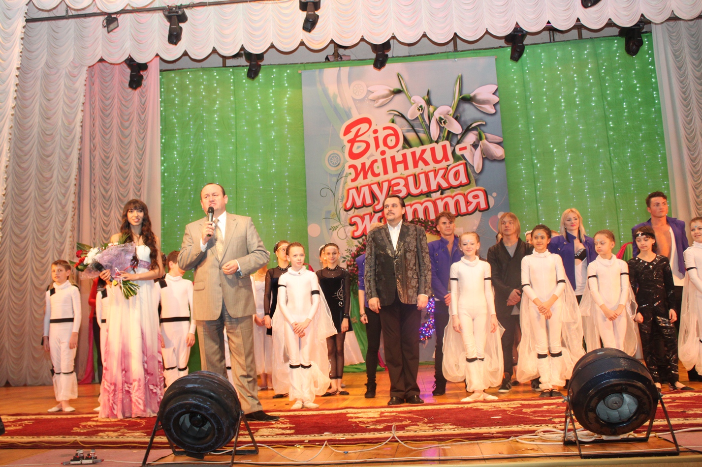 Феєричне свято Весни і Жінки у ТНЕУ