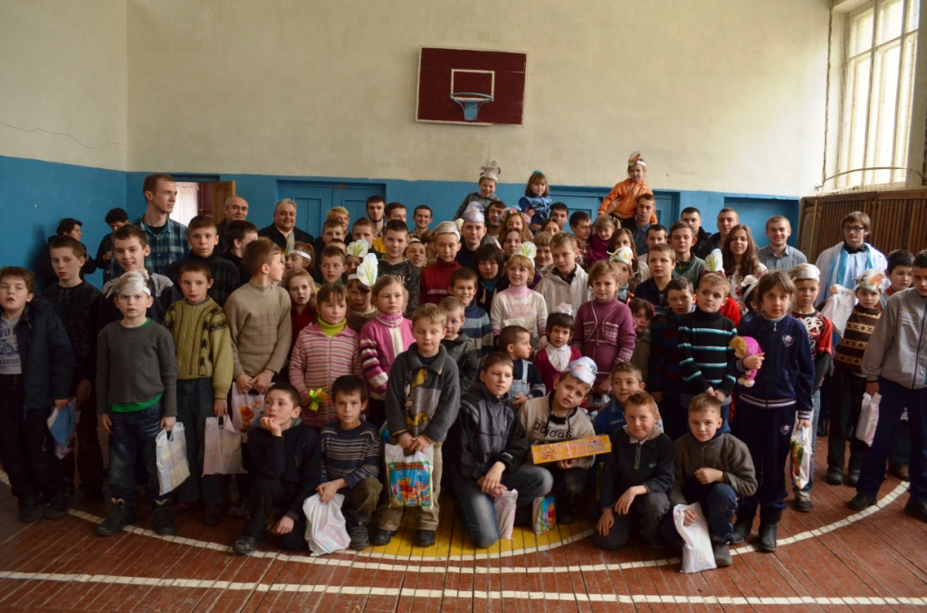 Студенти та викладачі ФКІТ відвідали Новосільський сиротинець