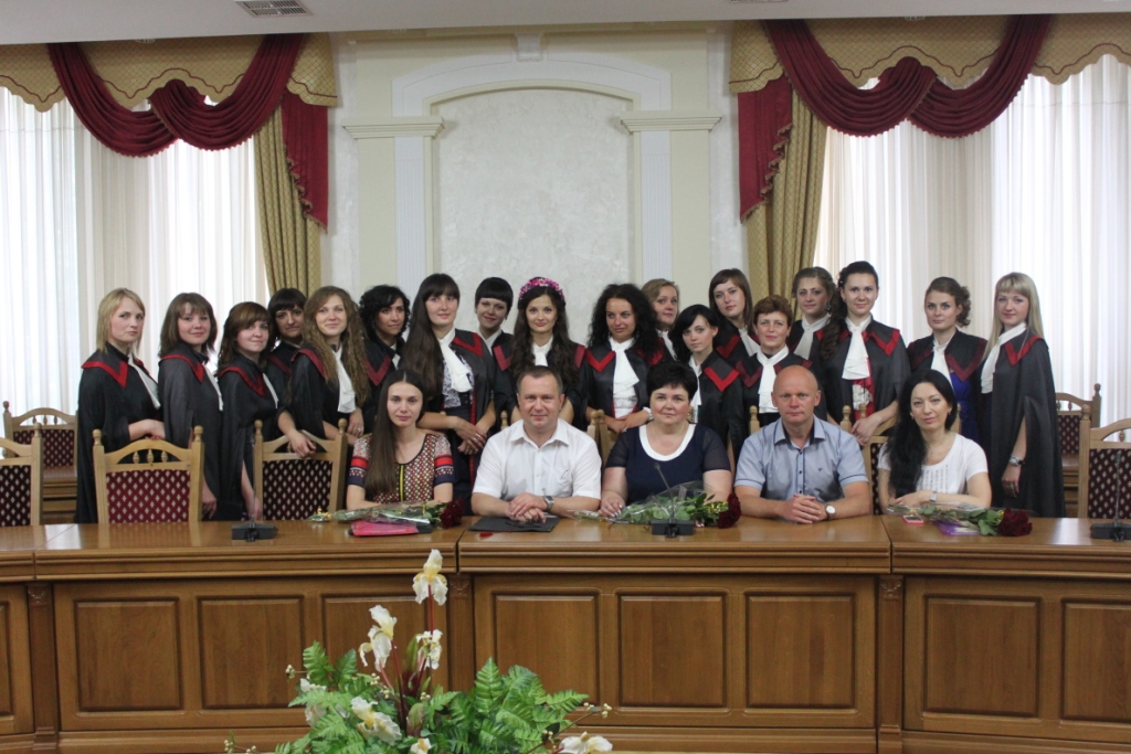 Вручення дипломів випускникам кафедри документознавства, інформаційної діяльності та українознавства ТНЕУ.