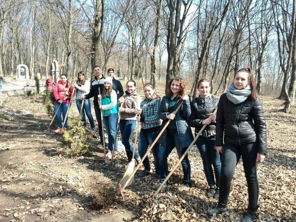 Студенти долучилися до благоустрою території у духовному центрі «Зарваниця»