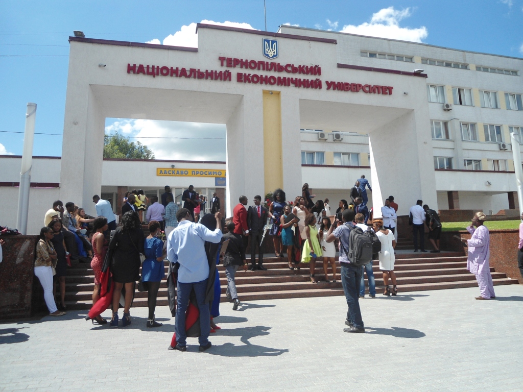 Вітаємо випускників Тернопільського національного економічного університету із врученням дипломів!