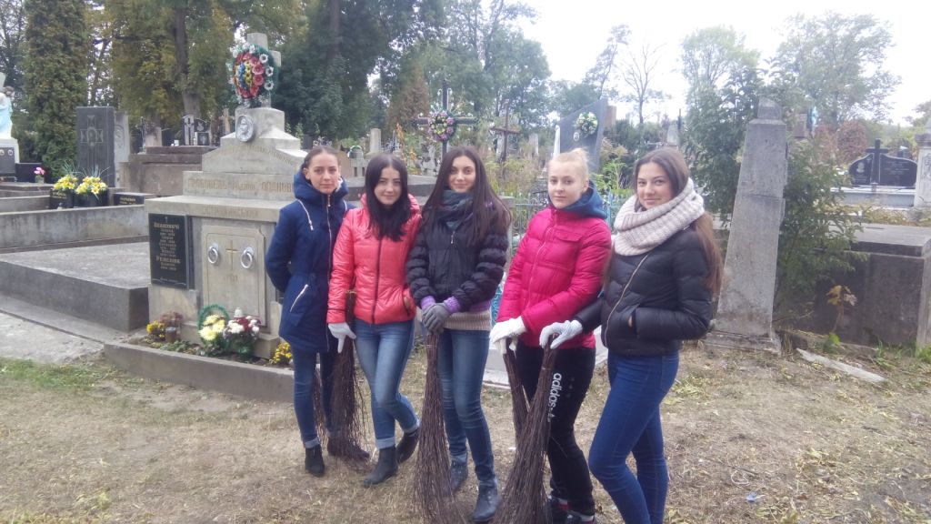 Студенти КЕПІТ долучилися до упорядкування території на Микулинецькому кладовищі