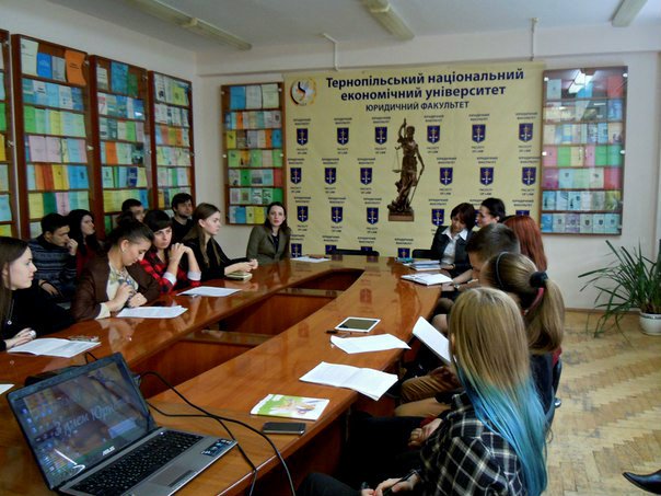 Студенти та викладачі ЮФ обговорили актуальні проблеми міжнародного права