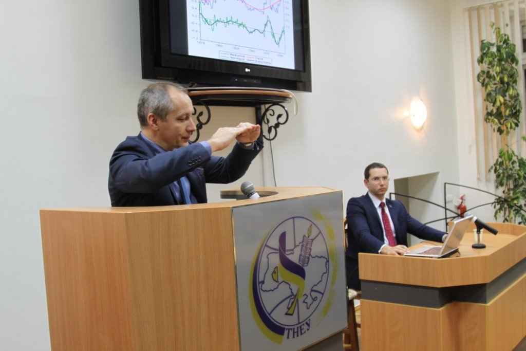 Відбувся круглий стіл на тему: «Глобальна економіка в умовах спадного тренду сировинних цін: виклики та можливості для України»