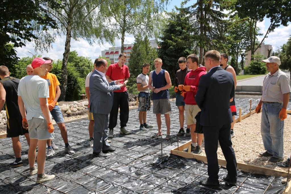 Молодь ТНЕУ облагороджує студмістечко
