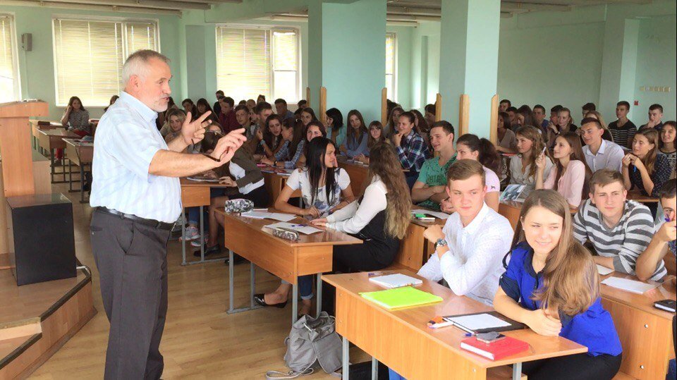 Першокурсники ЮФ ТНЕУ взяли участь у відкритій лекції професора Анатолія Володимировича Вихруща