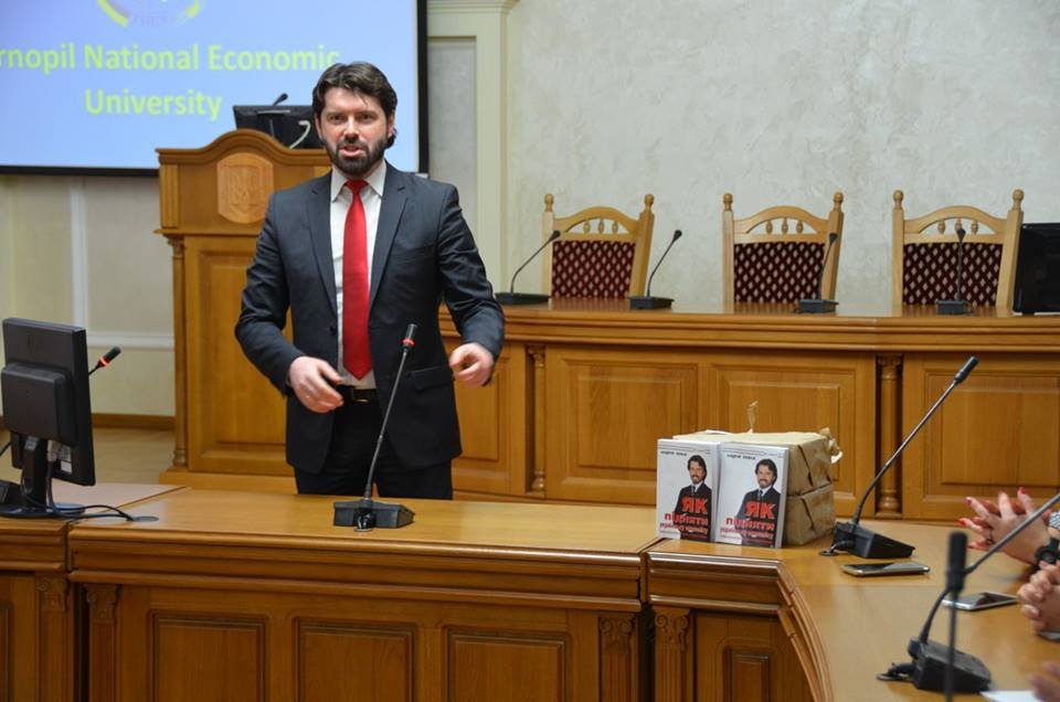 Андрій Новак презентував студентам та викладачам ФОА ТНЕУ книгу «Як підняти українську економіку»