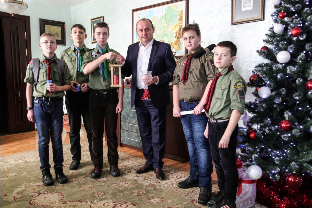 Пластуни передали ТНЕУ Вифлеємський Вогонь миру