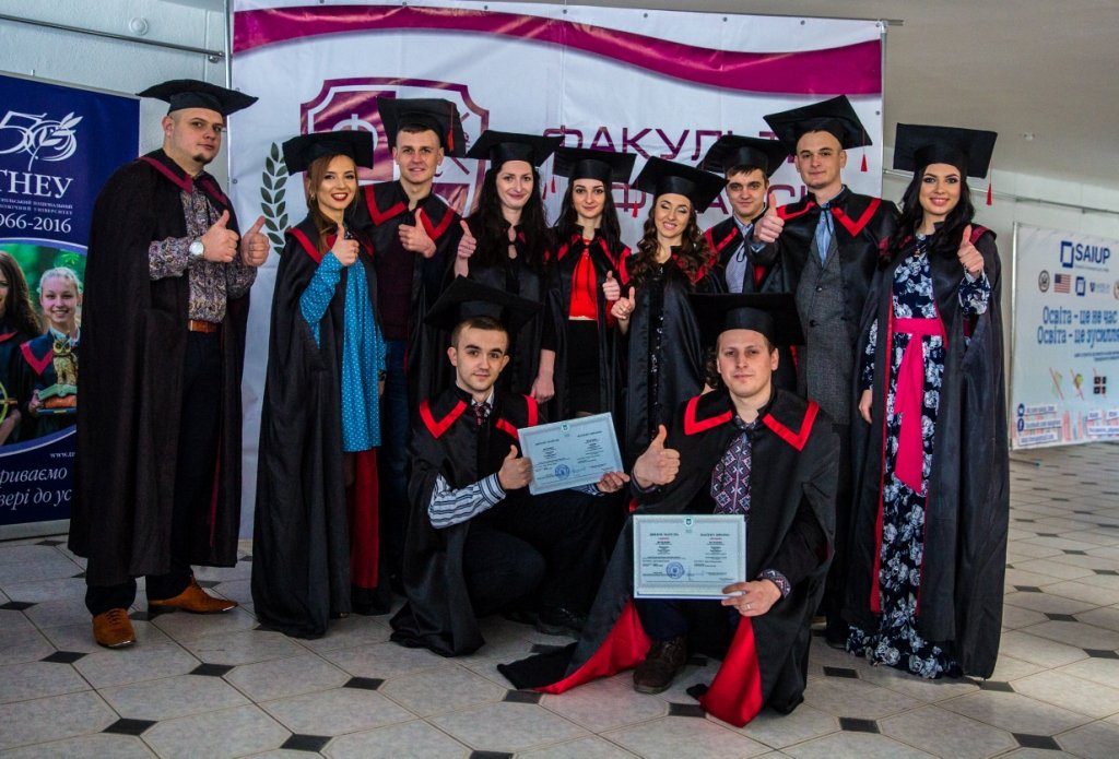 Цей урочистий для фінансистів-випускників день!