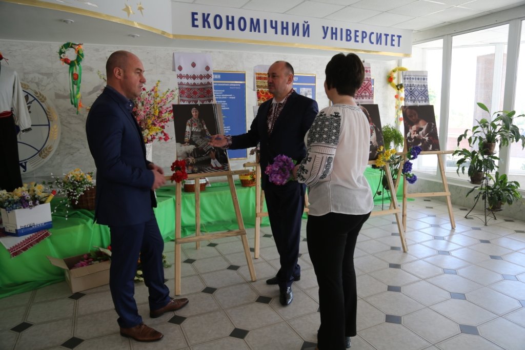 У ТНЕУ відкрито фотовиставку «Вишита сорочка – долі оберіг»