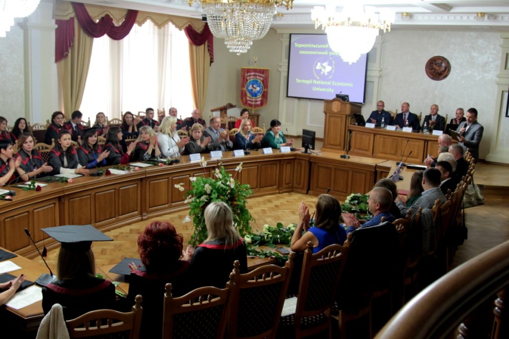 Випускникам Центру підготовки магістрів державної служби ТНЕУ вручили дипломи