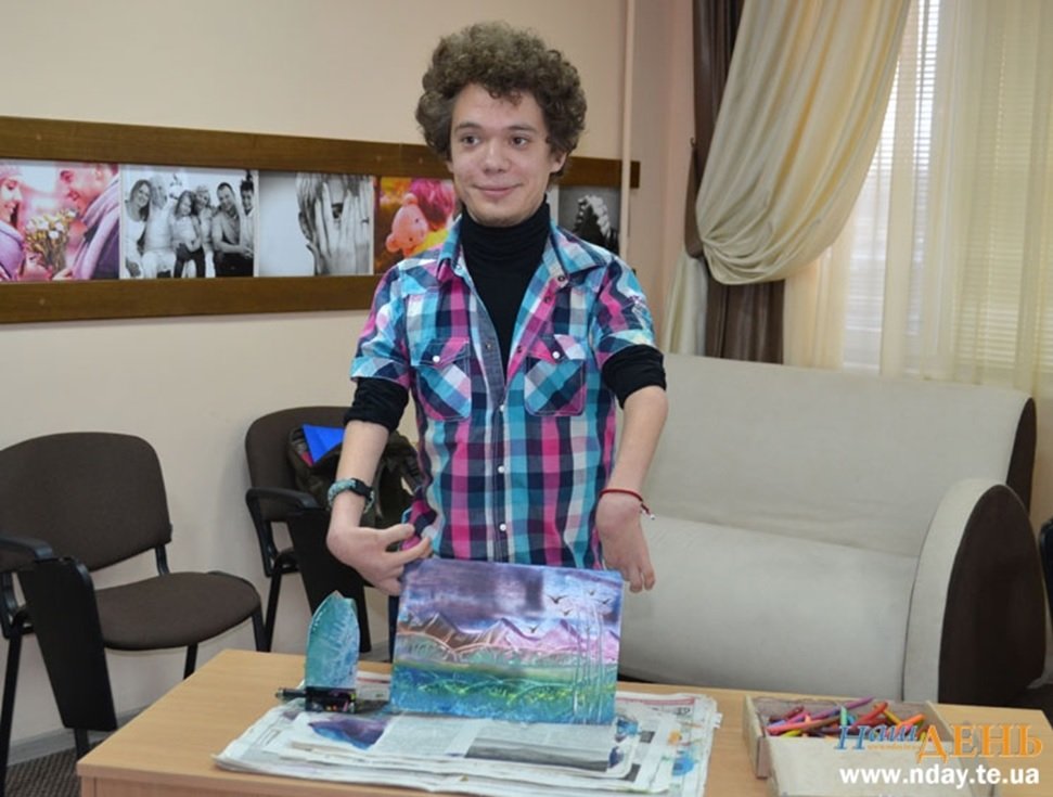 Газета «Наш День»: Тернопільський студент Кирило Богданюк малює картини… праскою