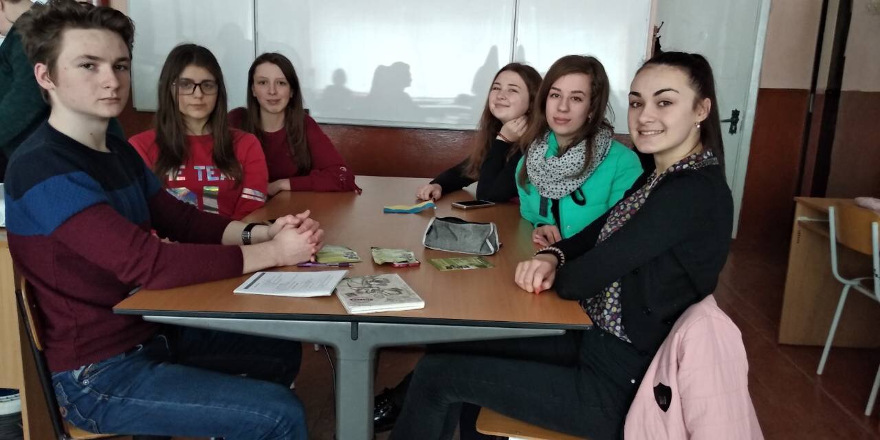 Під час «битви шкіл» юнаки та дівчата демонстрували свою фінансову грамотність