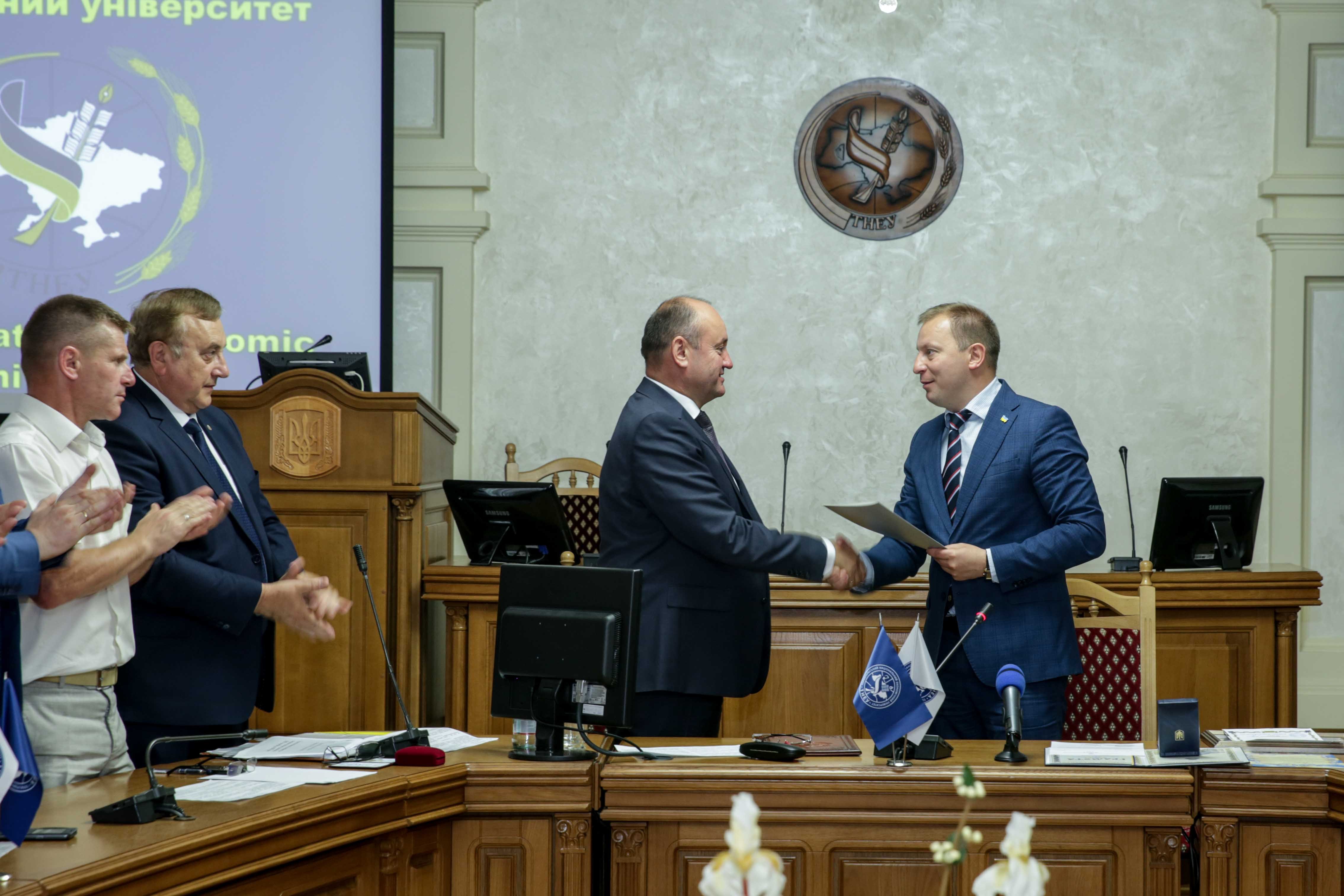 Степан Барна оголосив наказ МОН України «Про призначення на посаду ректора» під час засідання вченої ради ТНЕУ