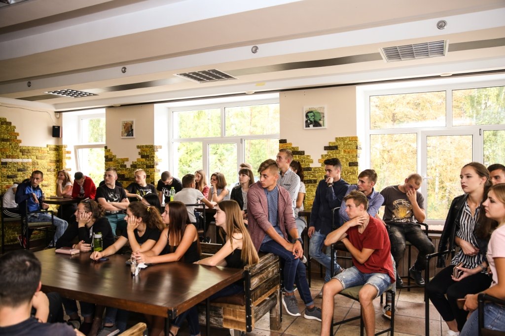 У кафе «Campus» першокурсники факультету фінансів знайомилися з студентським активом і адміністрацією