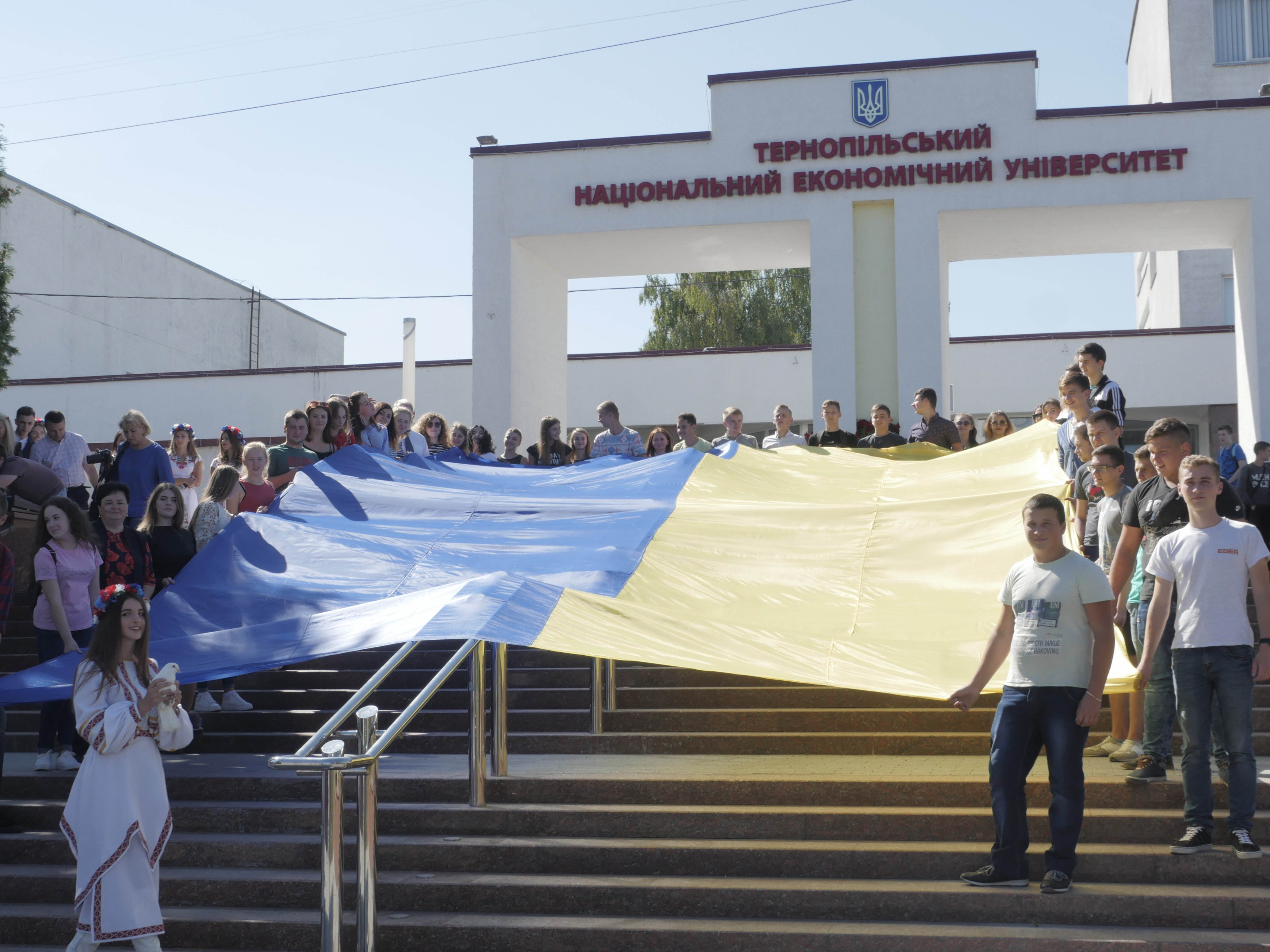 У ТНЕУ відбувся студентський флешмоб з нагоди Міжнародного дня миру