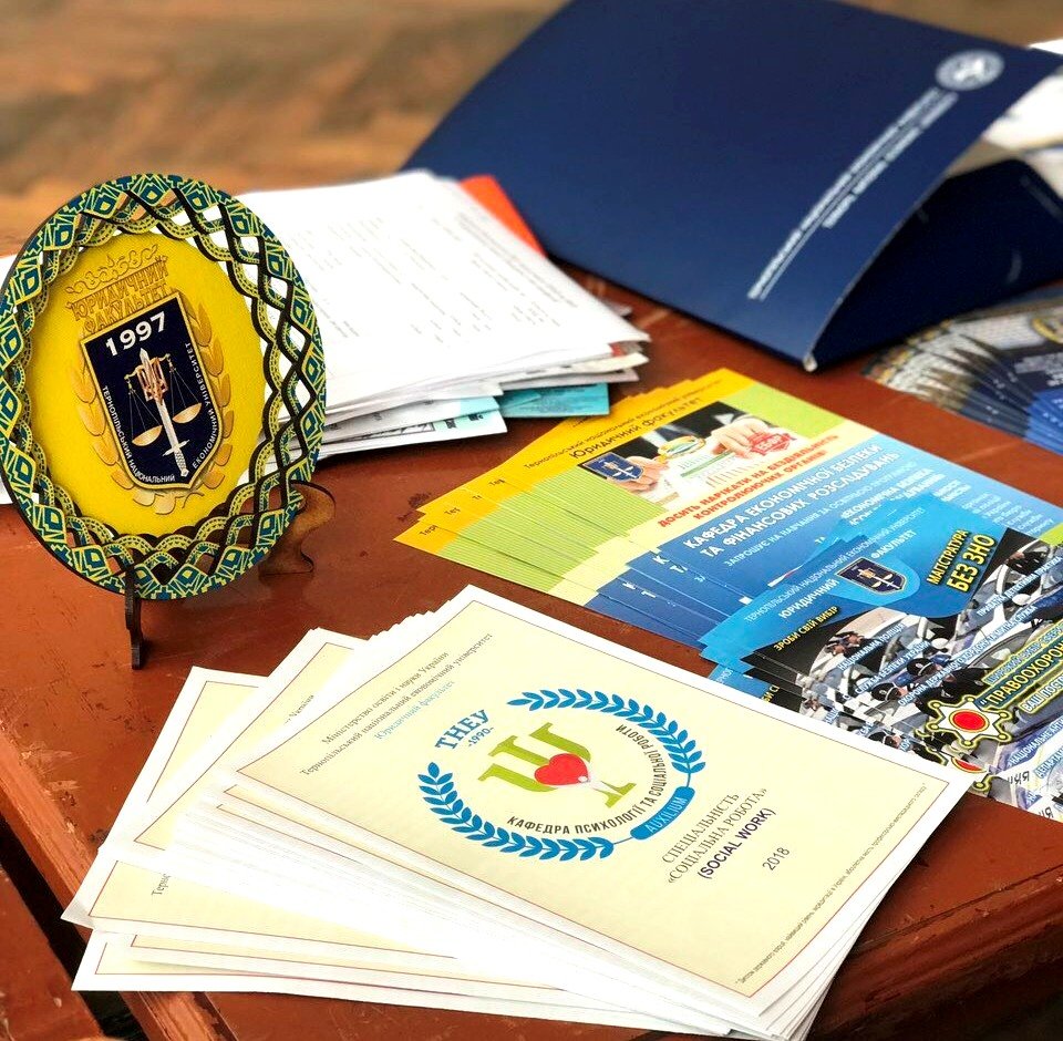 Молодь ЮФ презентувала рідний факультет серед учнівської молоді Хмельниччини