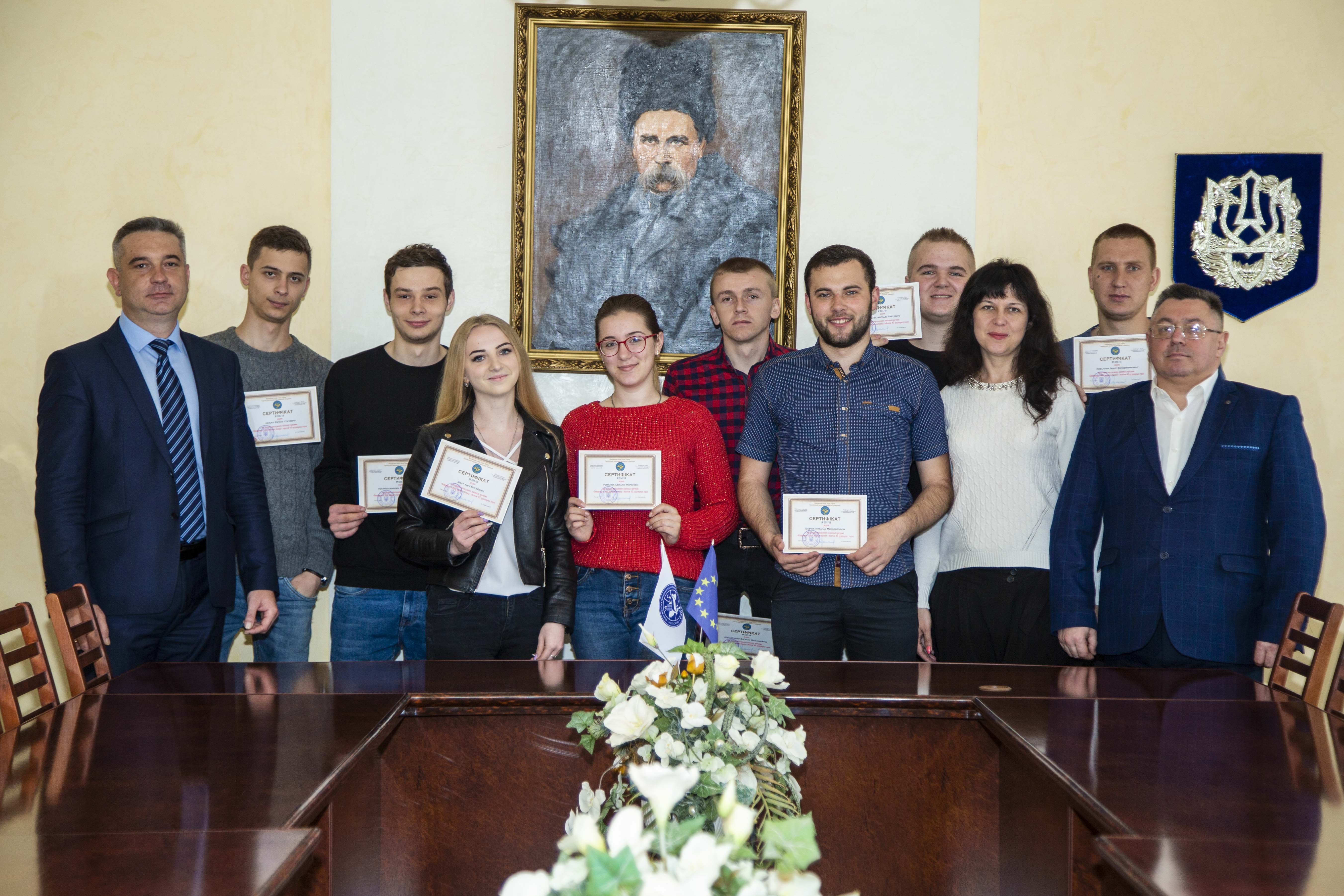 Вручення сертифікатів першим випускникам програми «Створення й облік власного бізнесу»