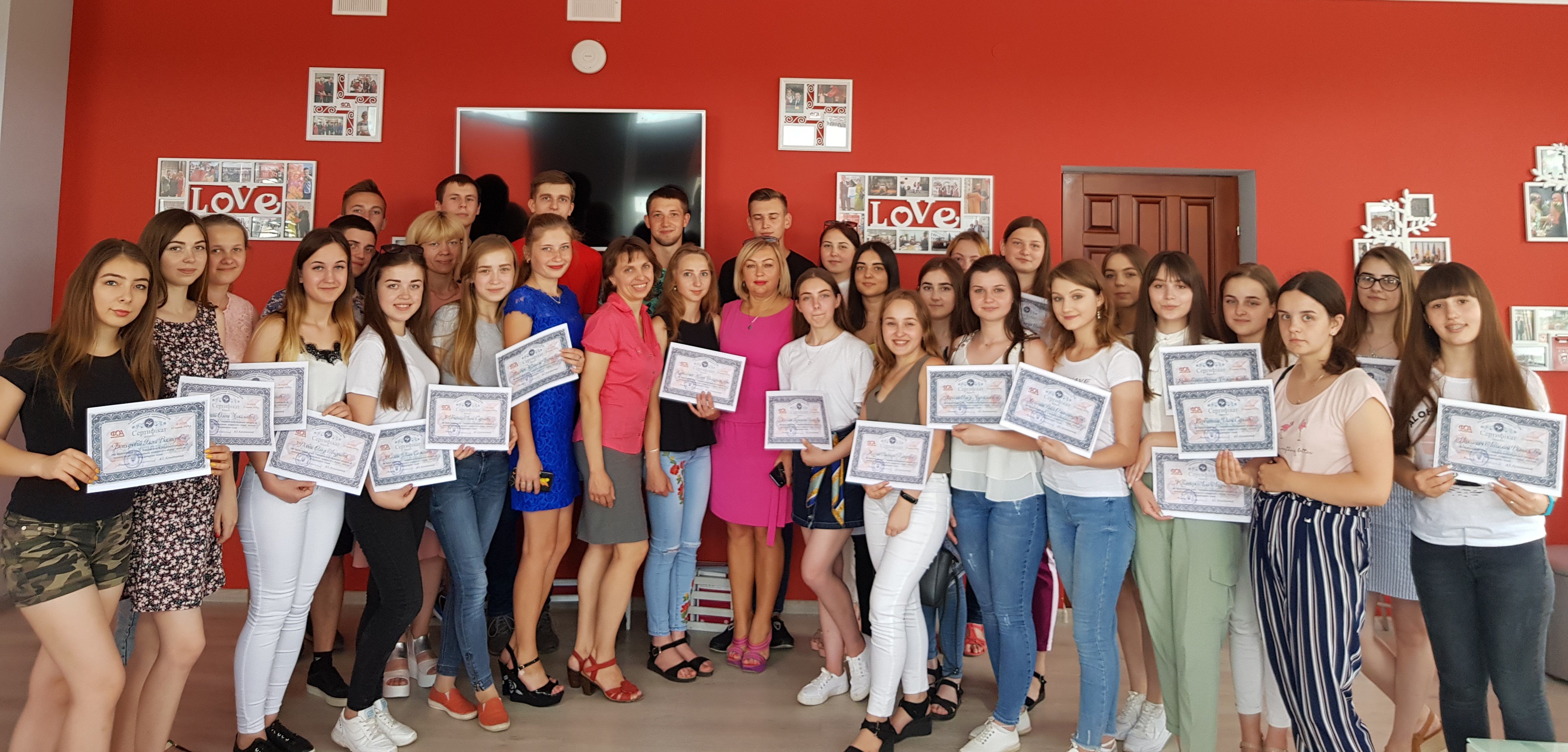 Вручення сертифікатів слухачам курсів «Автоматизація облікових процесів та використання інформаційних технологій в обліку»