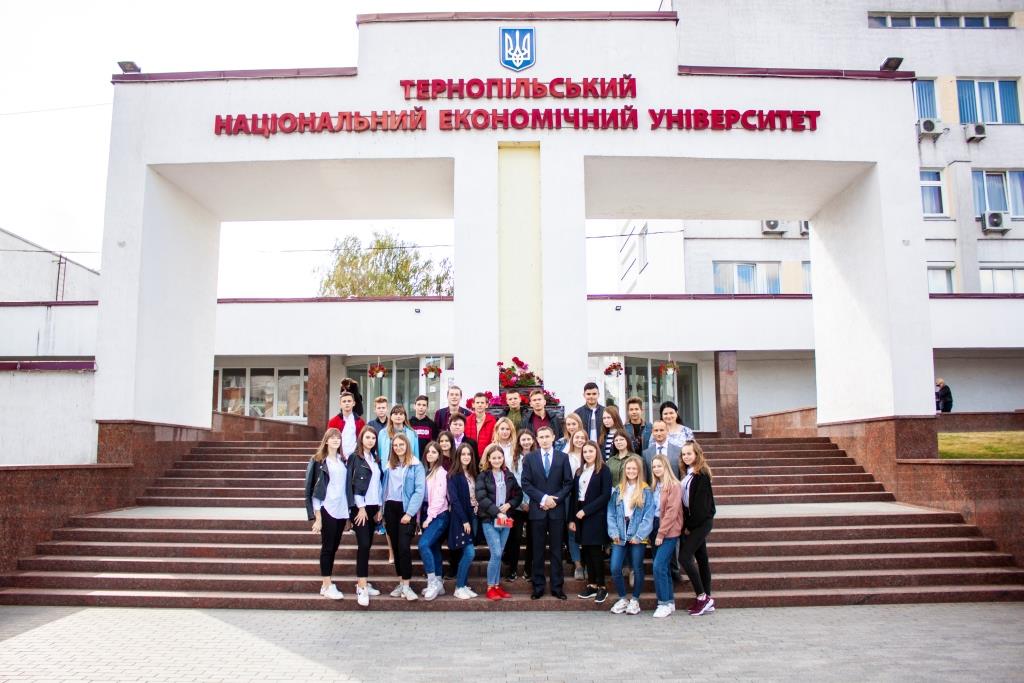 Учні та вчителі Бучацького ліцею завітали на екскурсію до ТНЕУ