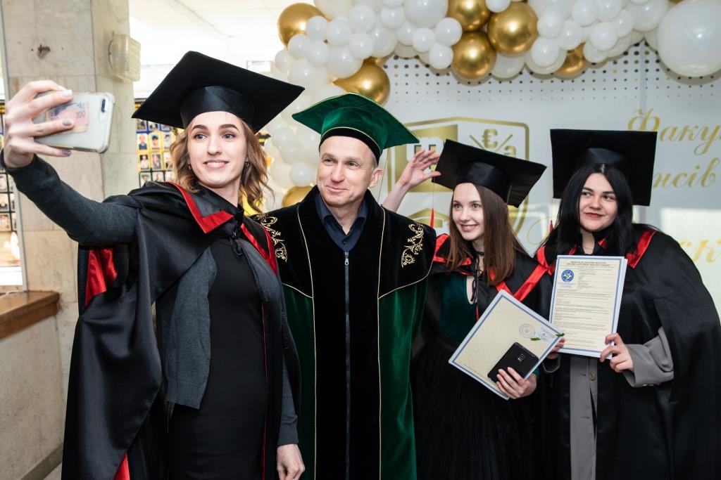 Випускники факультету фінансів та обліку отримали дипломи магістра!
