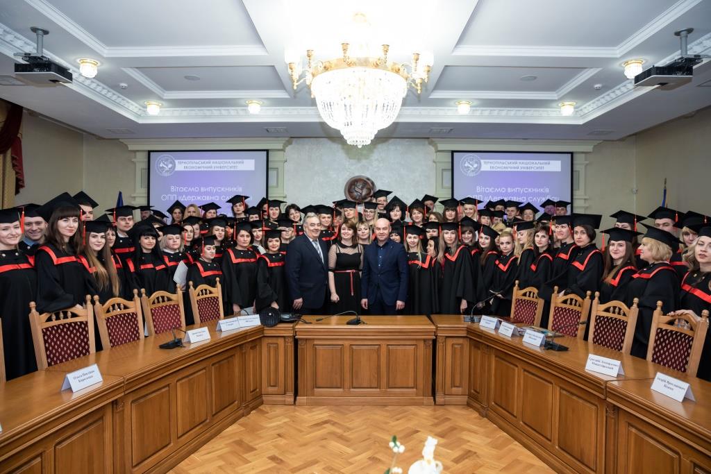 Випускникам Навчально-наукового інституту публічного управління ТНЕУ вручили дипломи магістрів