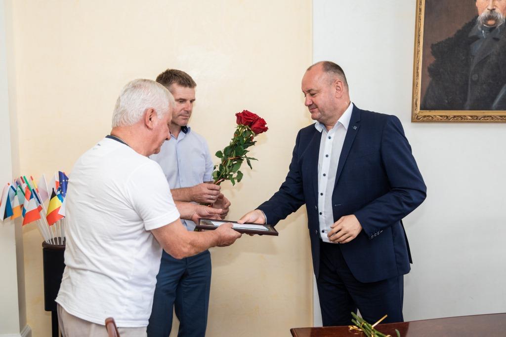 Ректор висловив подяку працівникам, які упродовж багатьох років працювали задля розбудови університету