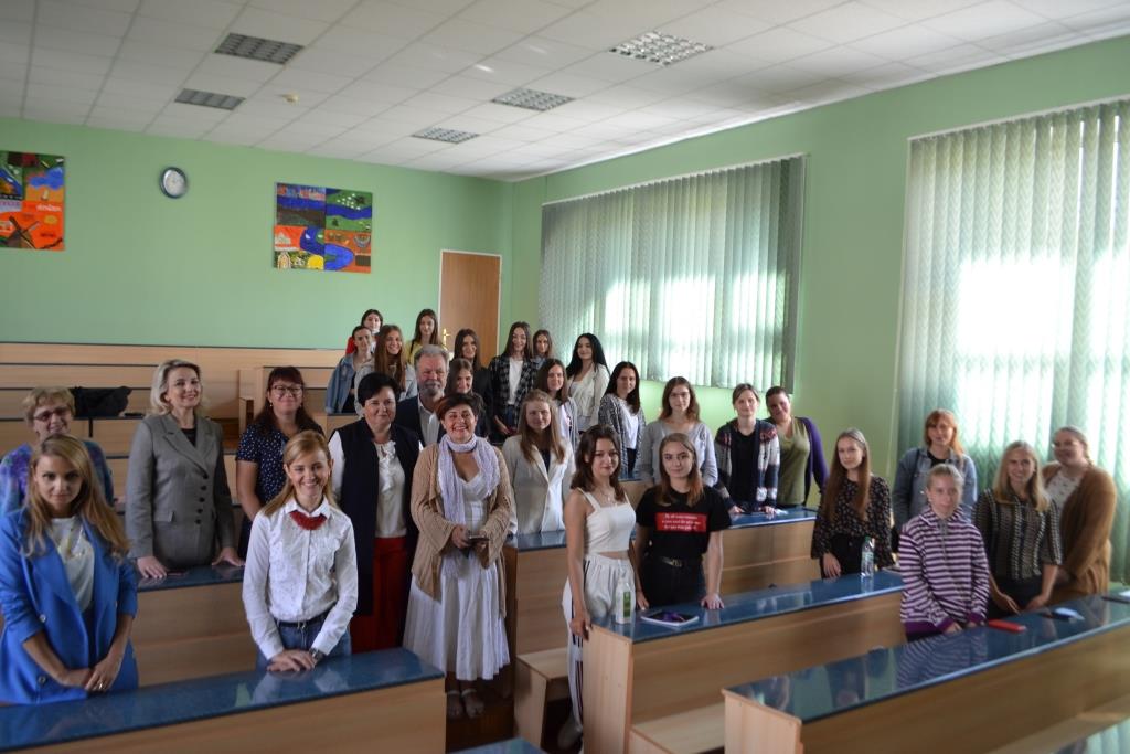 Вокалістка гурту «Фіра» Ірина Музика поспілкувалася зі студентами соціально-гуманітарного факультету ЗУНУ