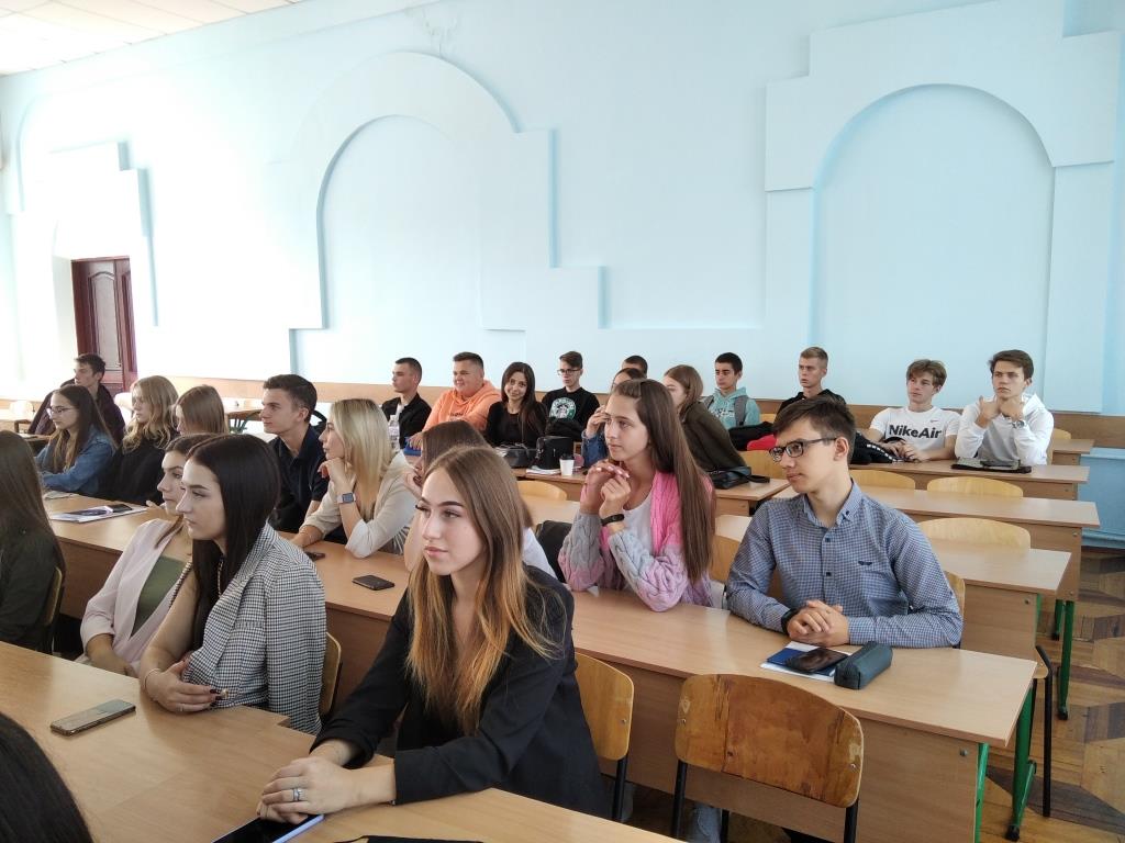 Зустріч-знайомство студентів-першокурсників спеціальностей «Менеджмент» і «Публічне управління та адміністрування» з колективом кафедри менеджменту, публічного управління та персоналу ЗУНУ
