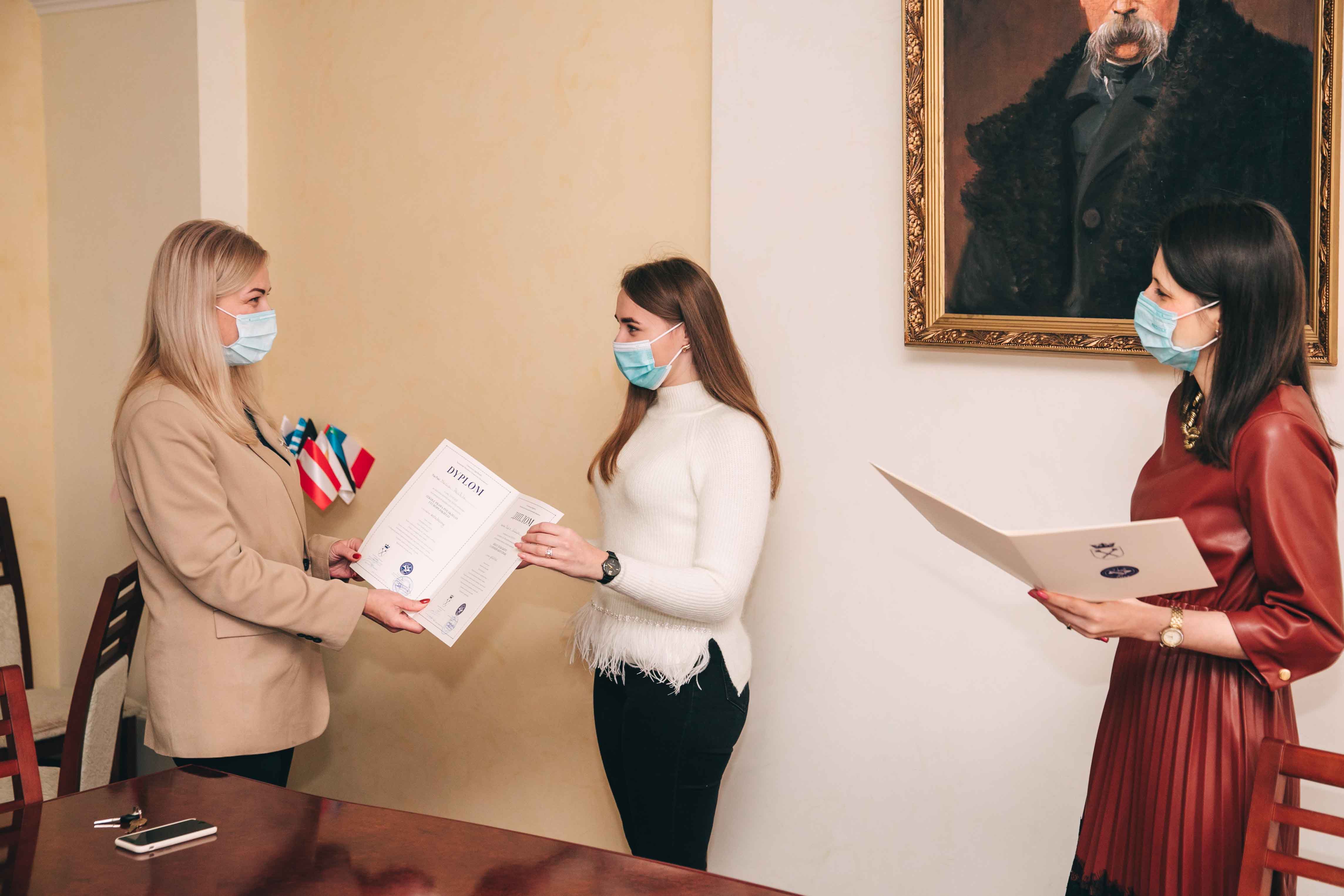 Вручення дипломів слухачам Школи польського та європейського права