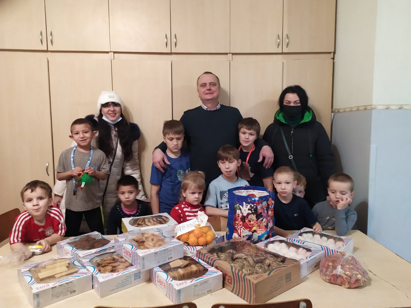 Викладачі ЗУНУ відвідали дитячий будинок та подарували діткам свято!