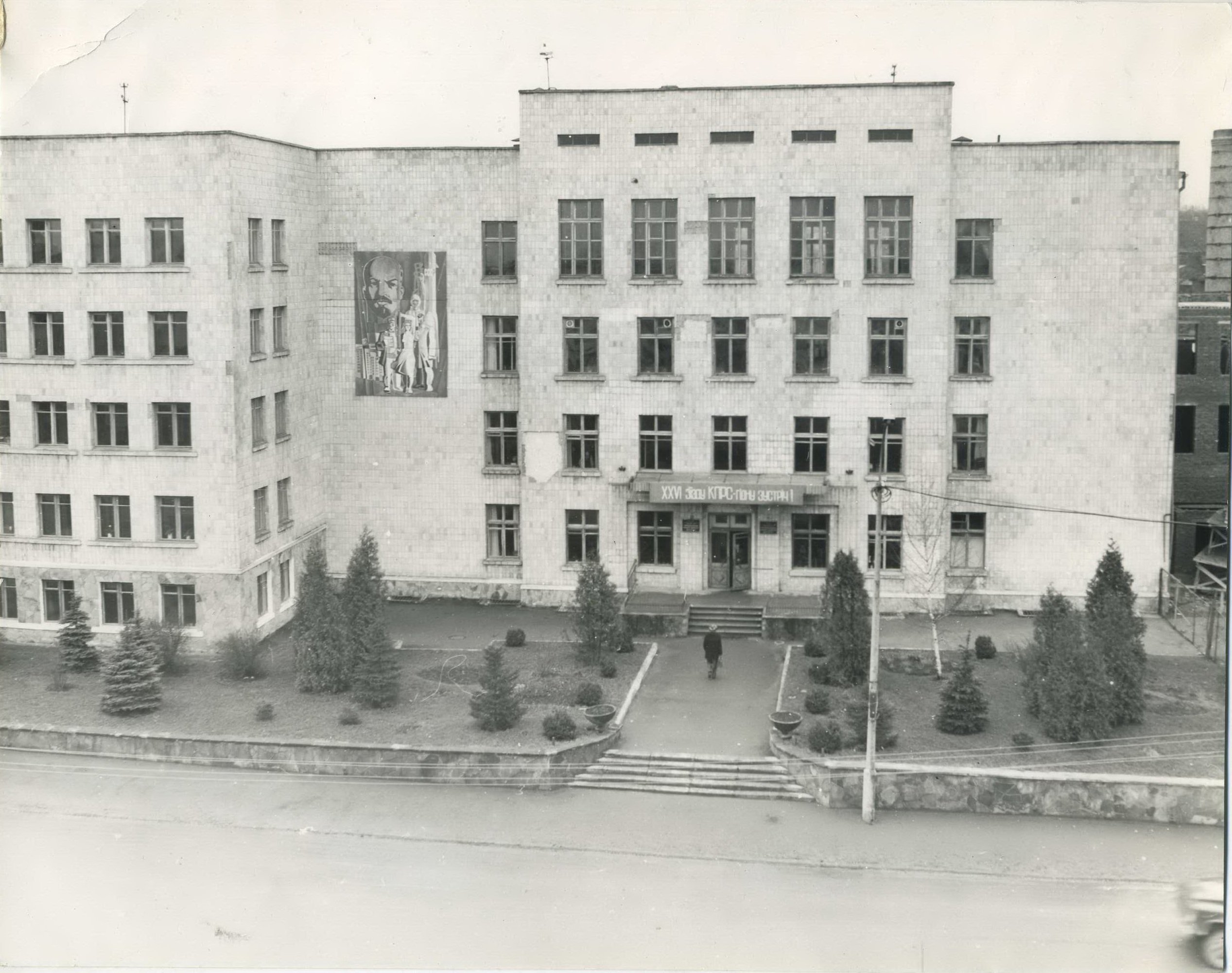 У 1971 році створено перші факультети ЗУНУ