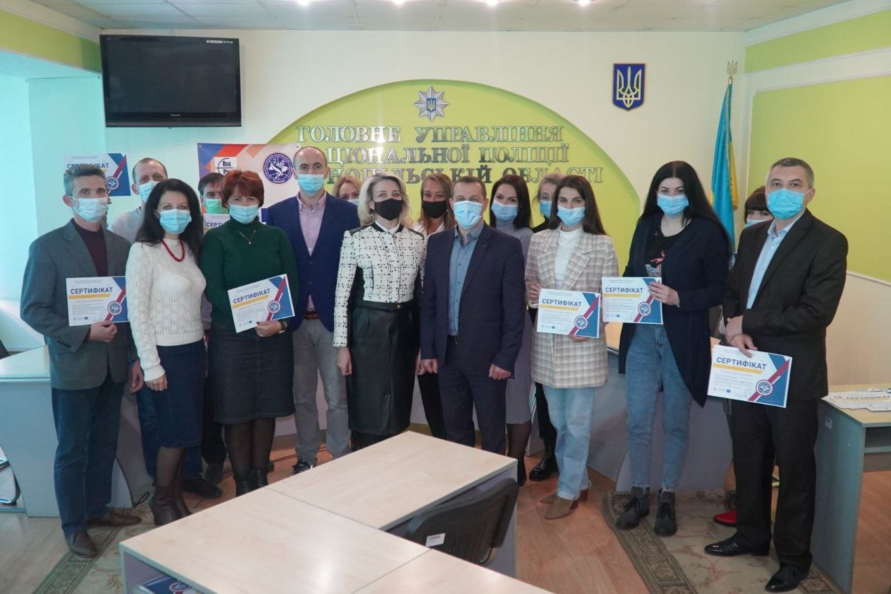 Вручення сертифікатів підвищення кваліфікації працівникам ГУНП у Тернопільській області