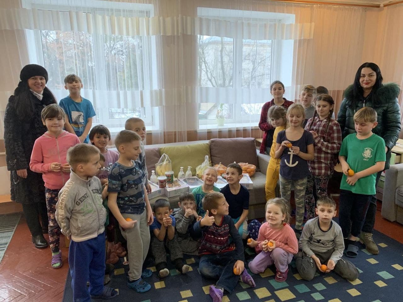Викладачі ЗУНУ відвідали дитячий будинок у День Святого Миколая