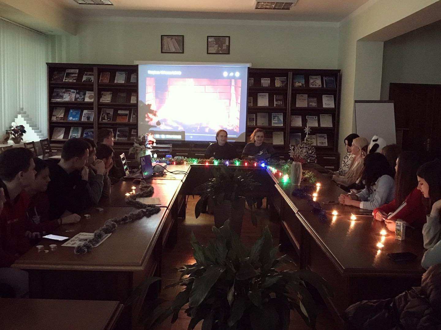 Вечірні сутінки у бібліотеці ім. Л. Каніщенка ЗУНУ