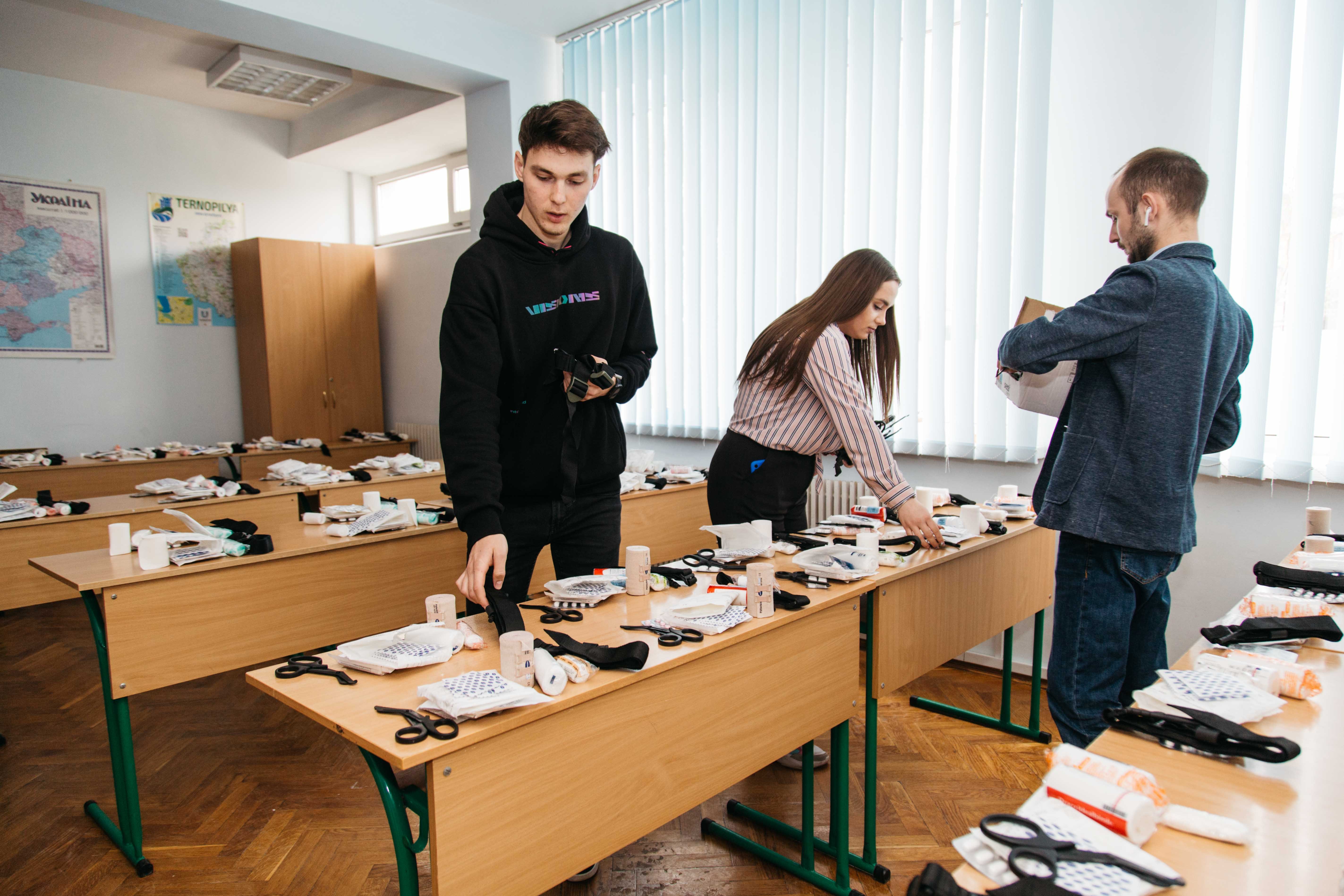 У волонтерському центрі ЗУНУ сформували 400 аптечок