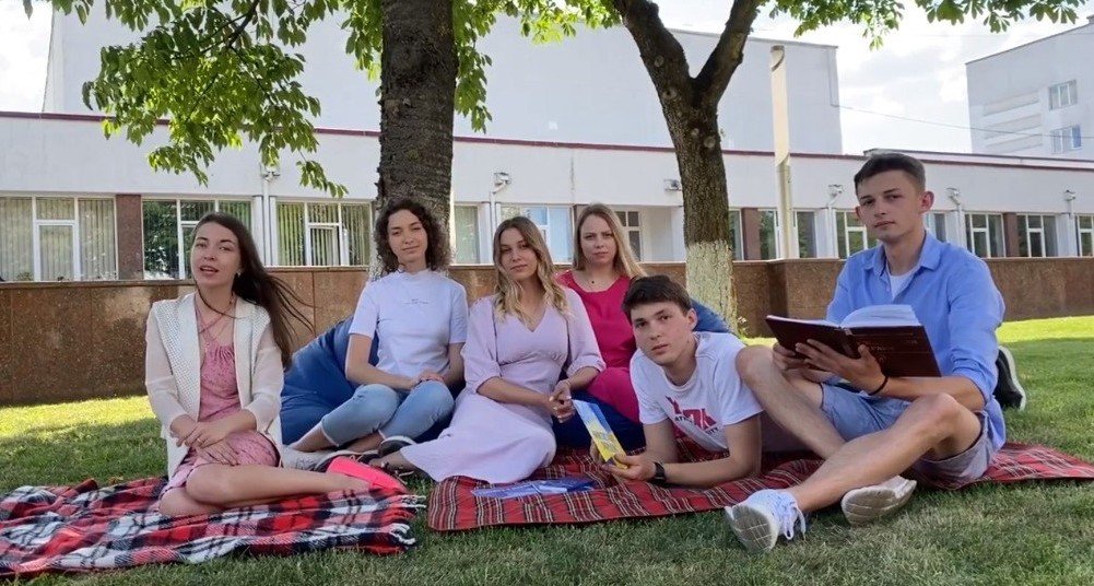 Про Конституцію України!