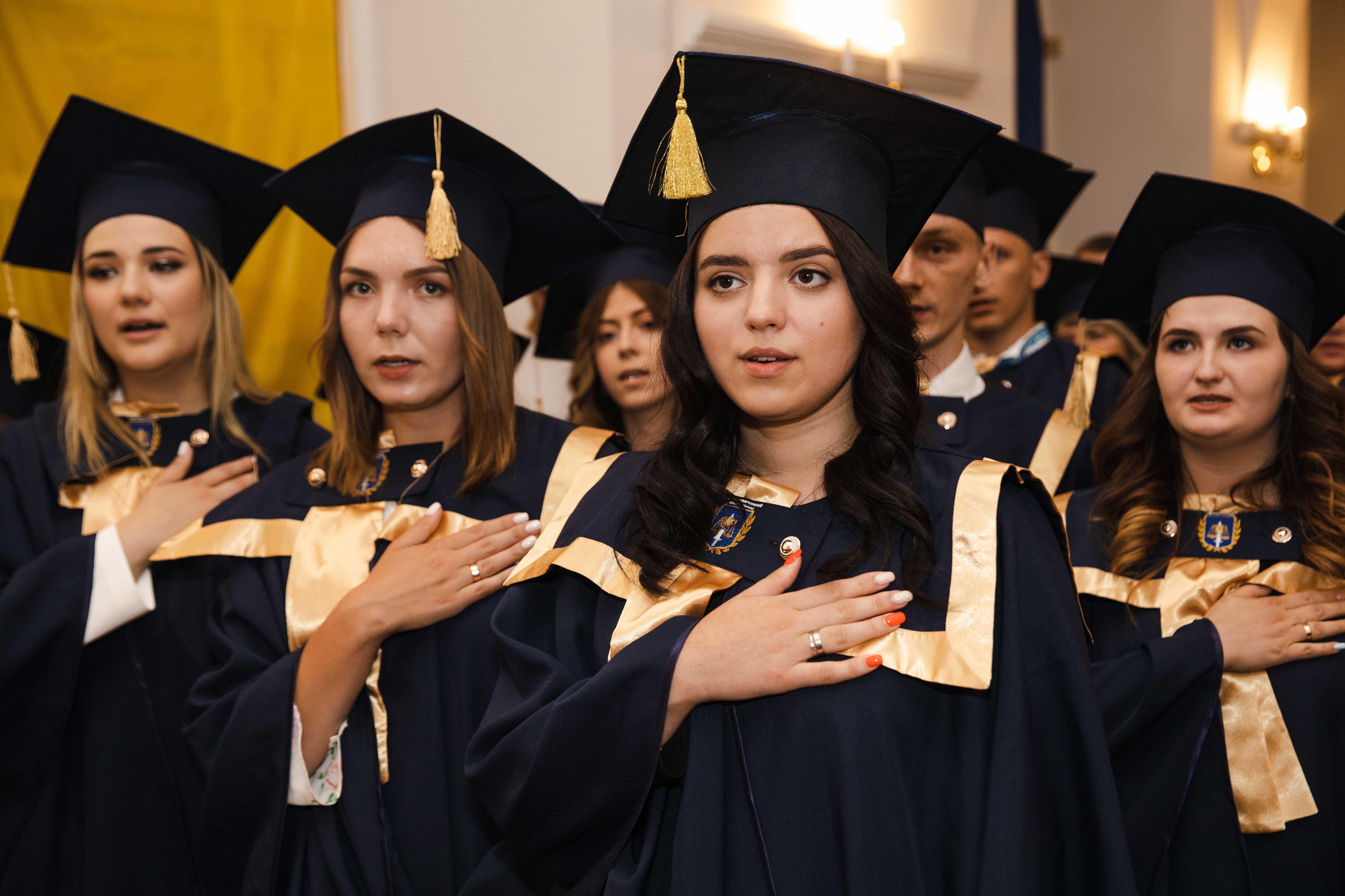 Вручення дипломів випускникам юридичного факультету
