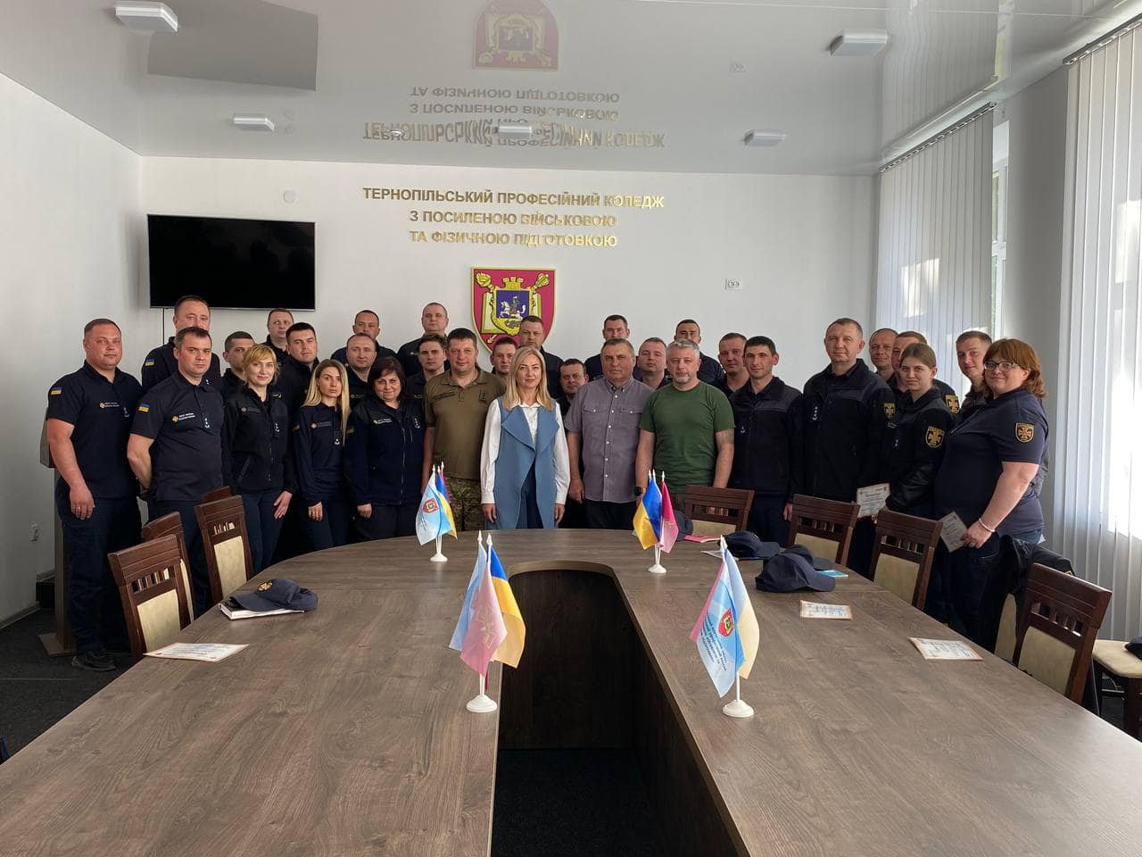 Проректорка ЗУНУ Оксана Десятнюк вручила сертифікати про проходження курсів «Оператор БПЛА» інспекторам ДСНС Тернопільської області