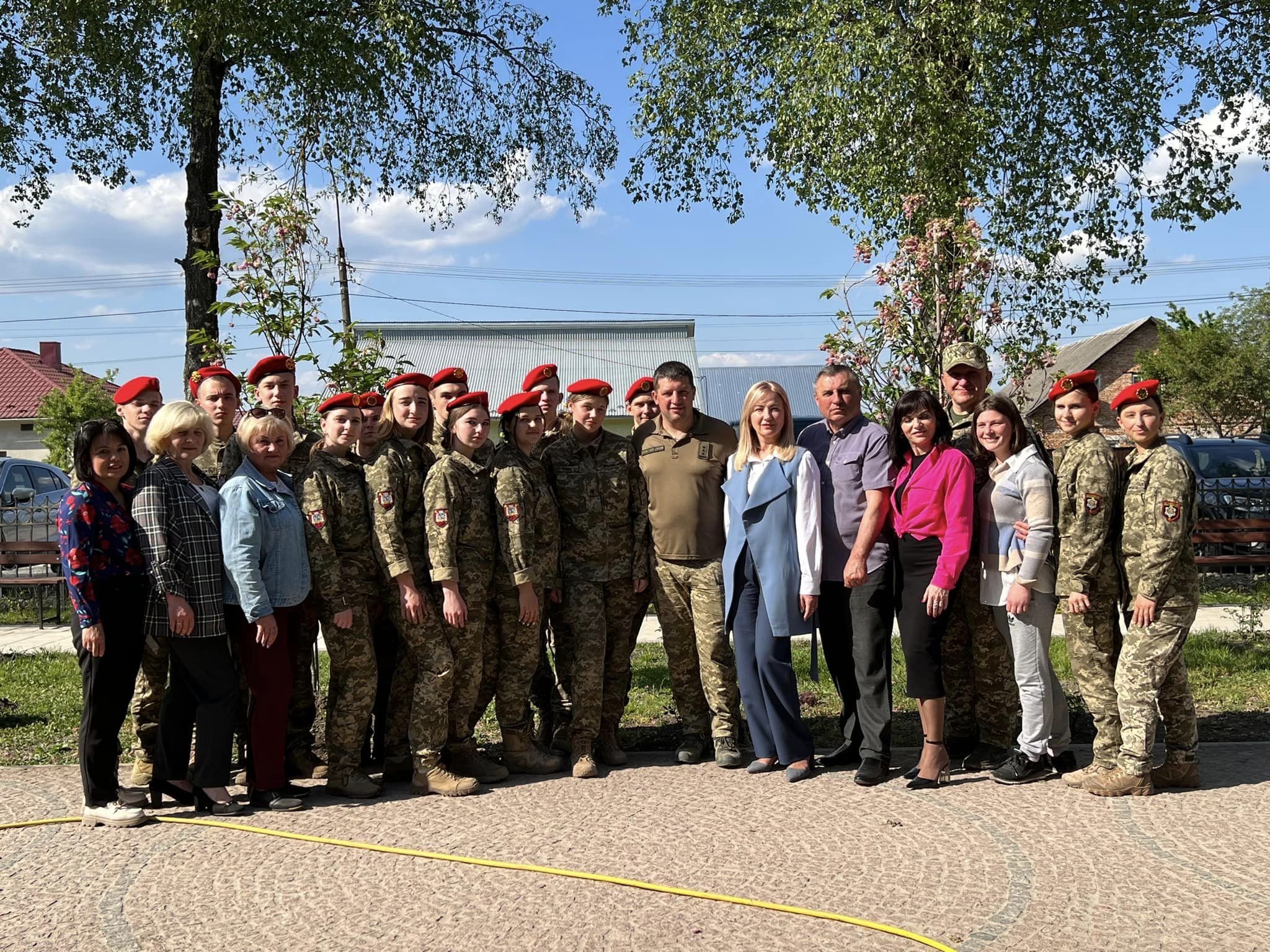 Трояндова алея до Дня героїв України