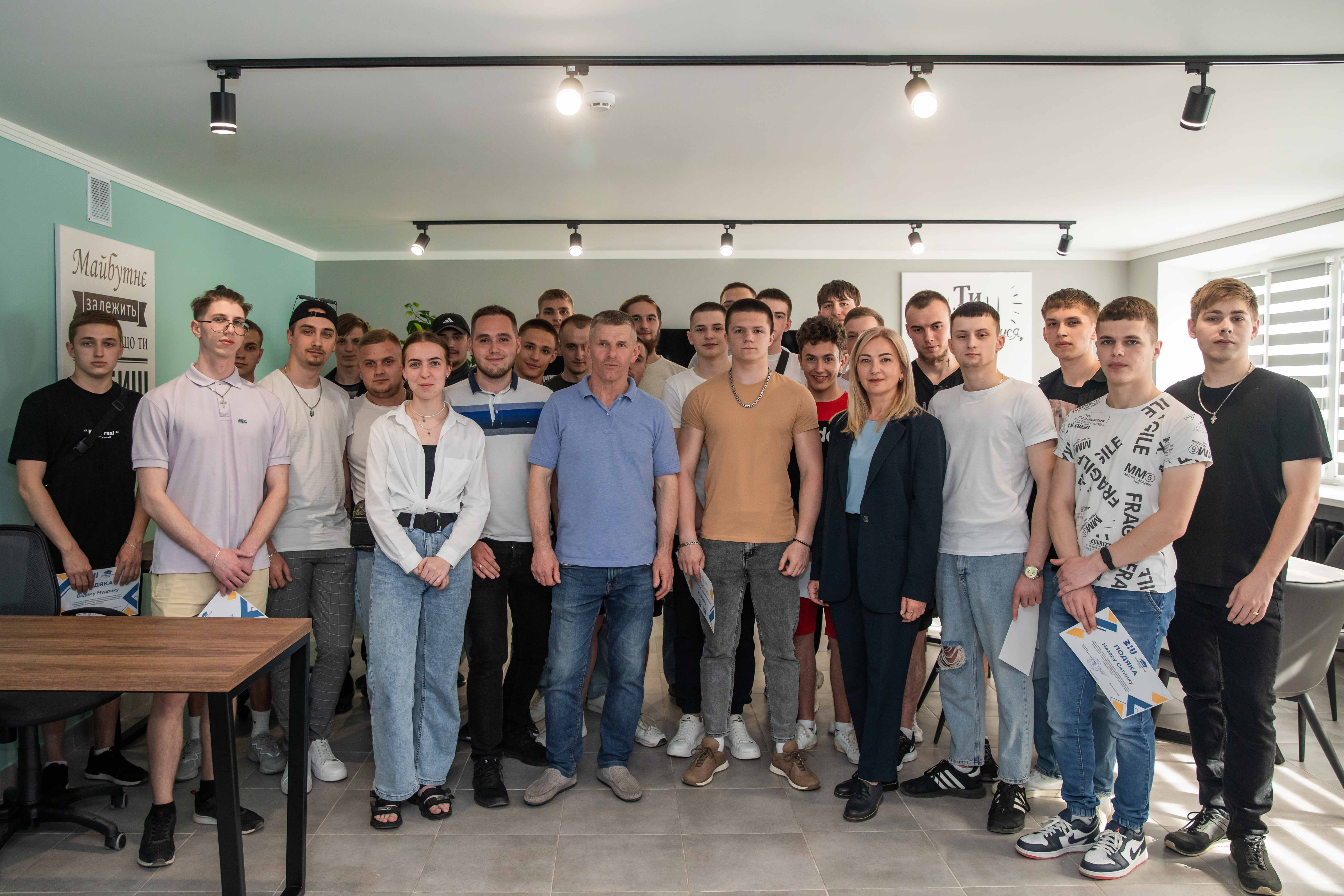 Молодь ЗУНУ облагороджує студмістечко