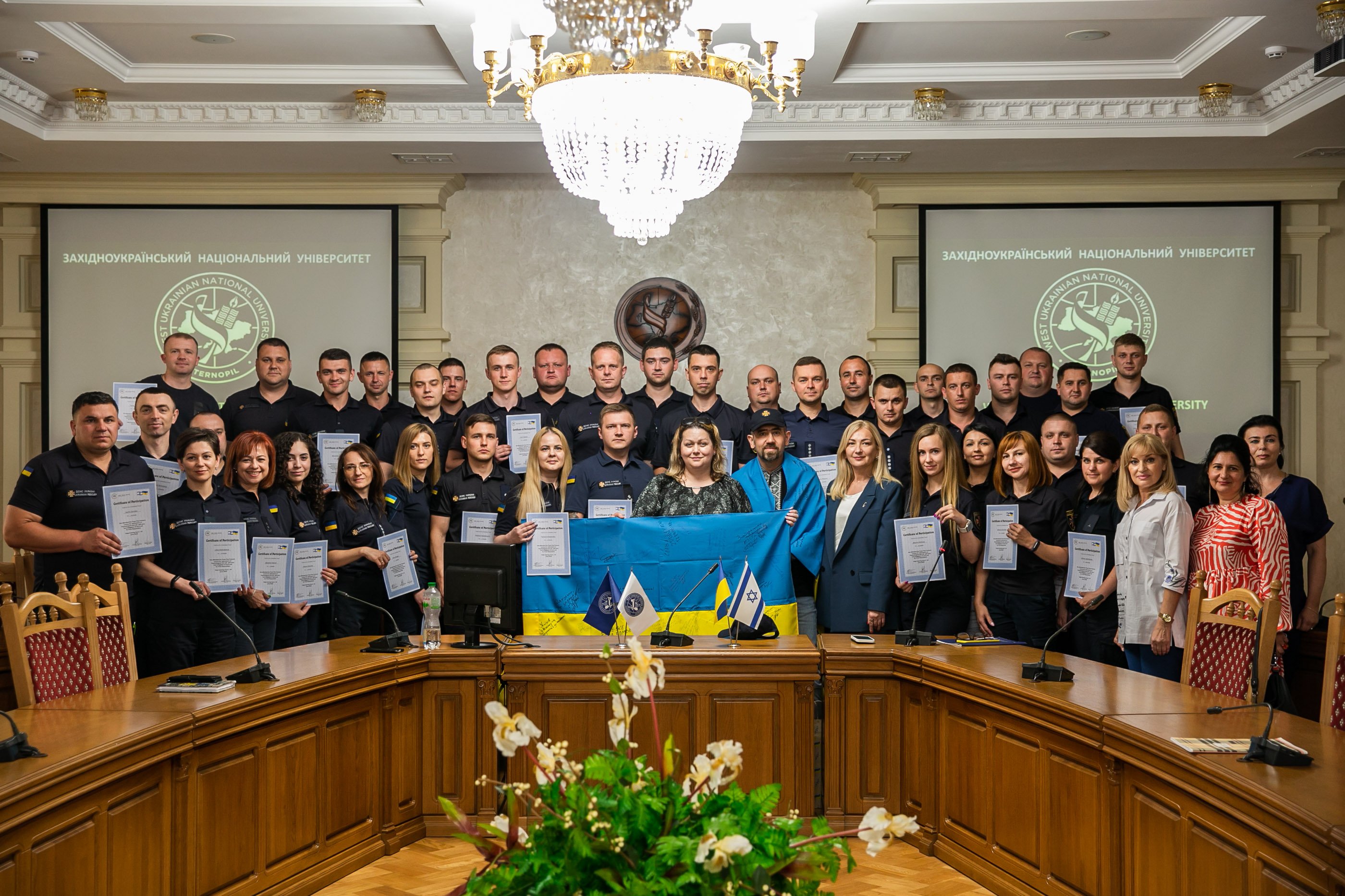 Вручення сертифікатів про проходження курсу «Самодопомога та кризова допомога» працівникам ДСНС