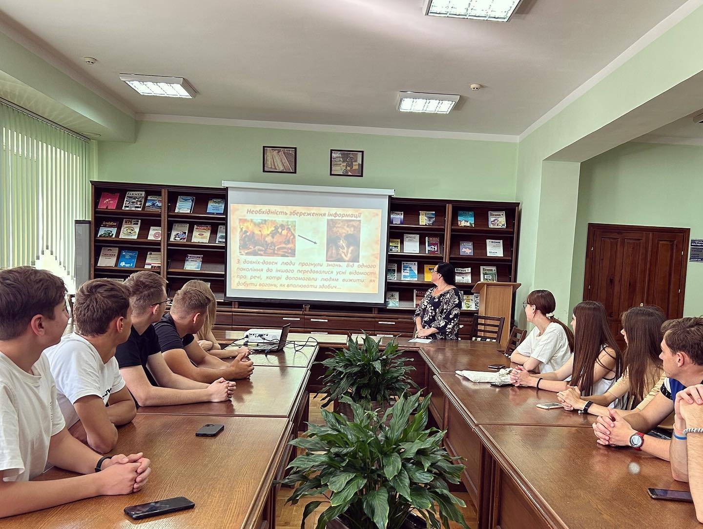 Інформаційна година «Книга єднає тих, хто читає»