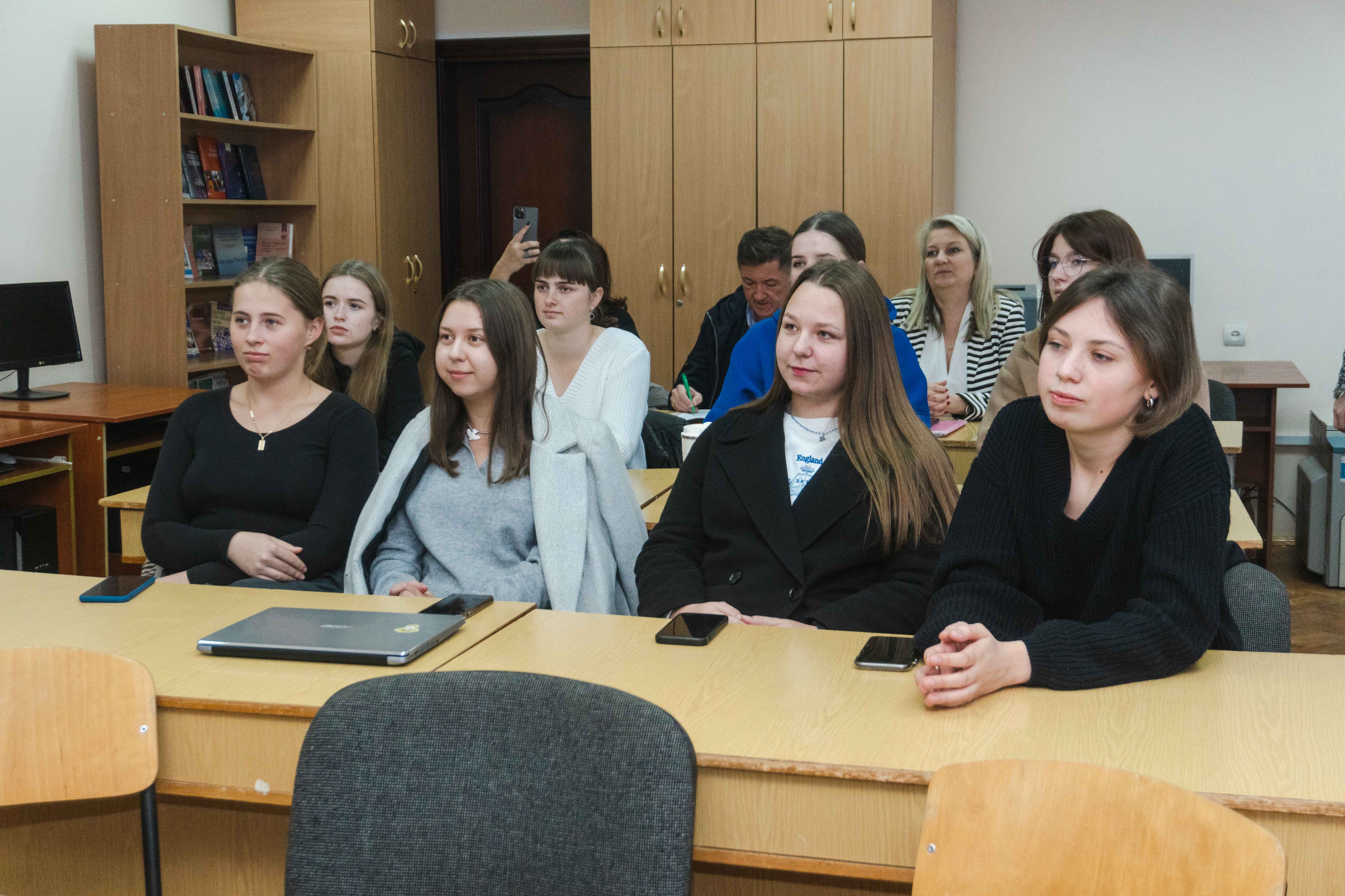 Зустріч із присяжною з цивільних справ Керрі Лапер