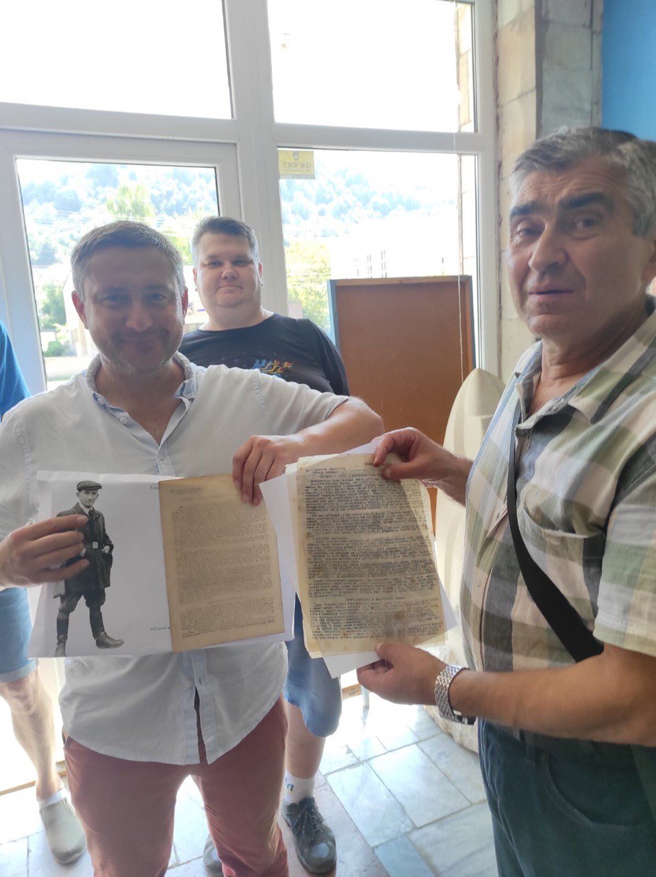 Викладач ВСП «ФКЕПІТ ЗУНУ» Василь Штокало передав Хустській бібліотеці книги до Дня Незалежності України!