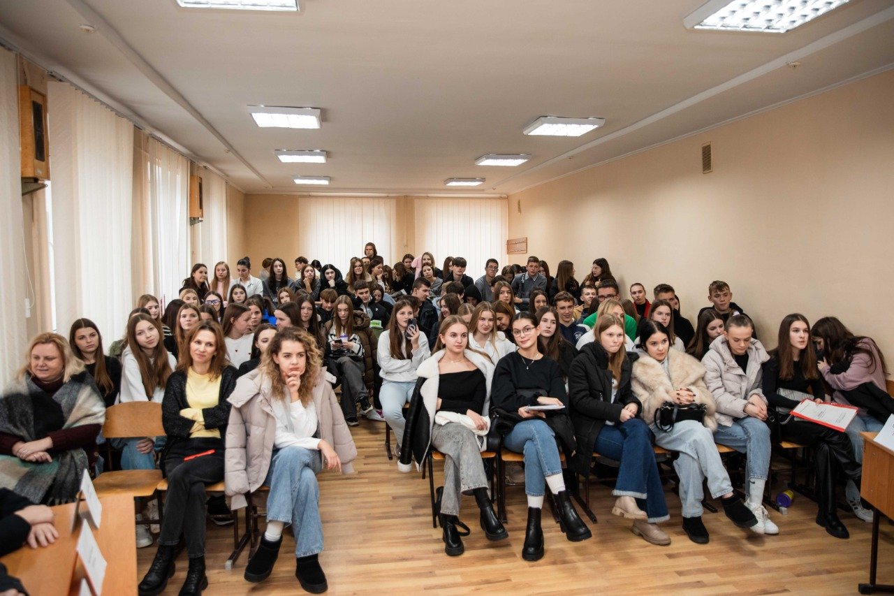 Інтелектуально-розважальне шоу "Хто зверху?"
