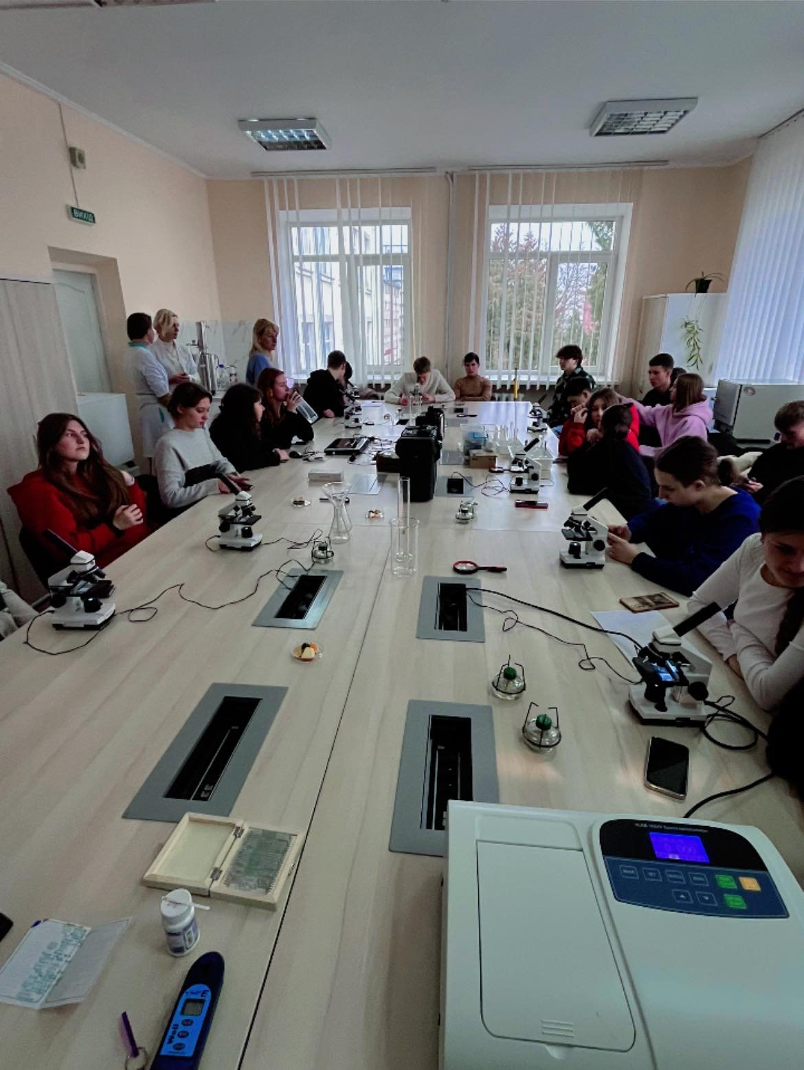 Школярі відвідали лабораторію хімічного аналізу та досліджень навколишнього середовища