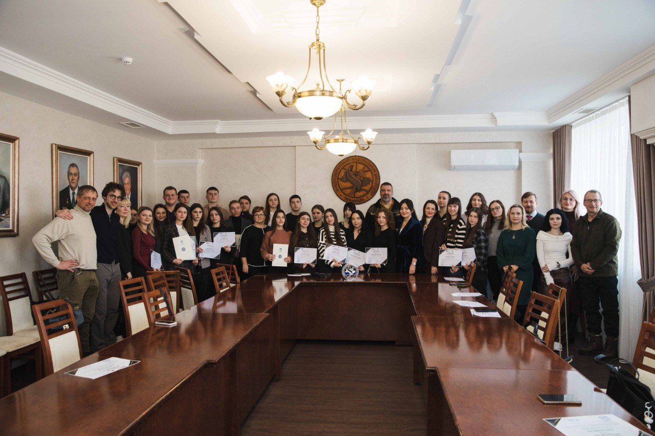 Вручення сертифікатів учасникам першої Осінньої Школи права Європейського Союзу