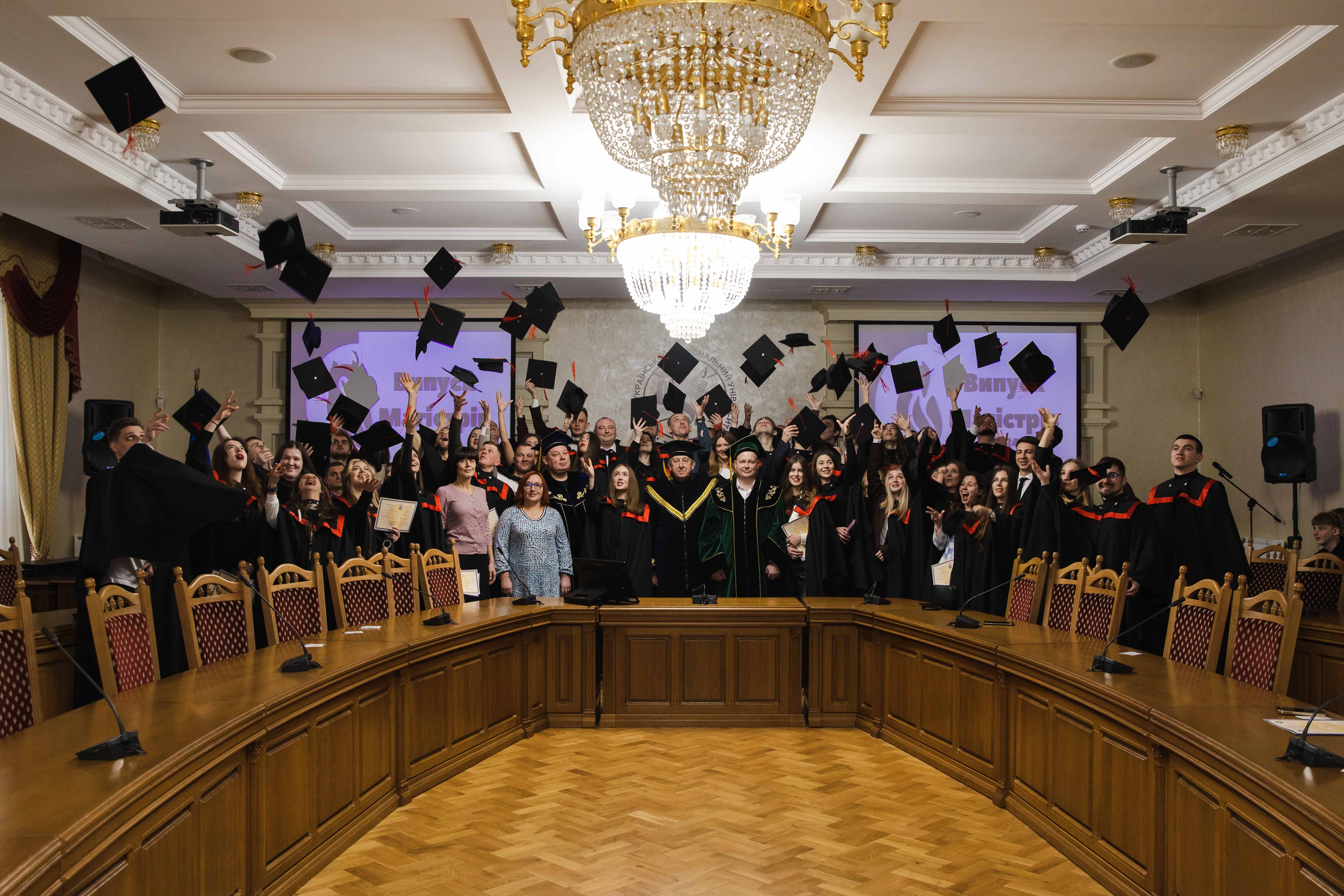 Урочисте вручення дипломів випускникам факультету економіки та управління